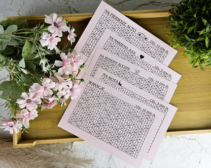 Zestaw personalizowanych skarbonek wykreślanych z różnymi celami oszczędzania, idealne jako prezent lub dekoracja motywacyjna.